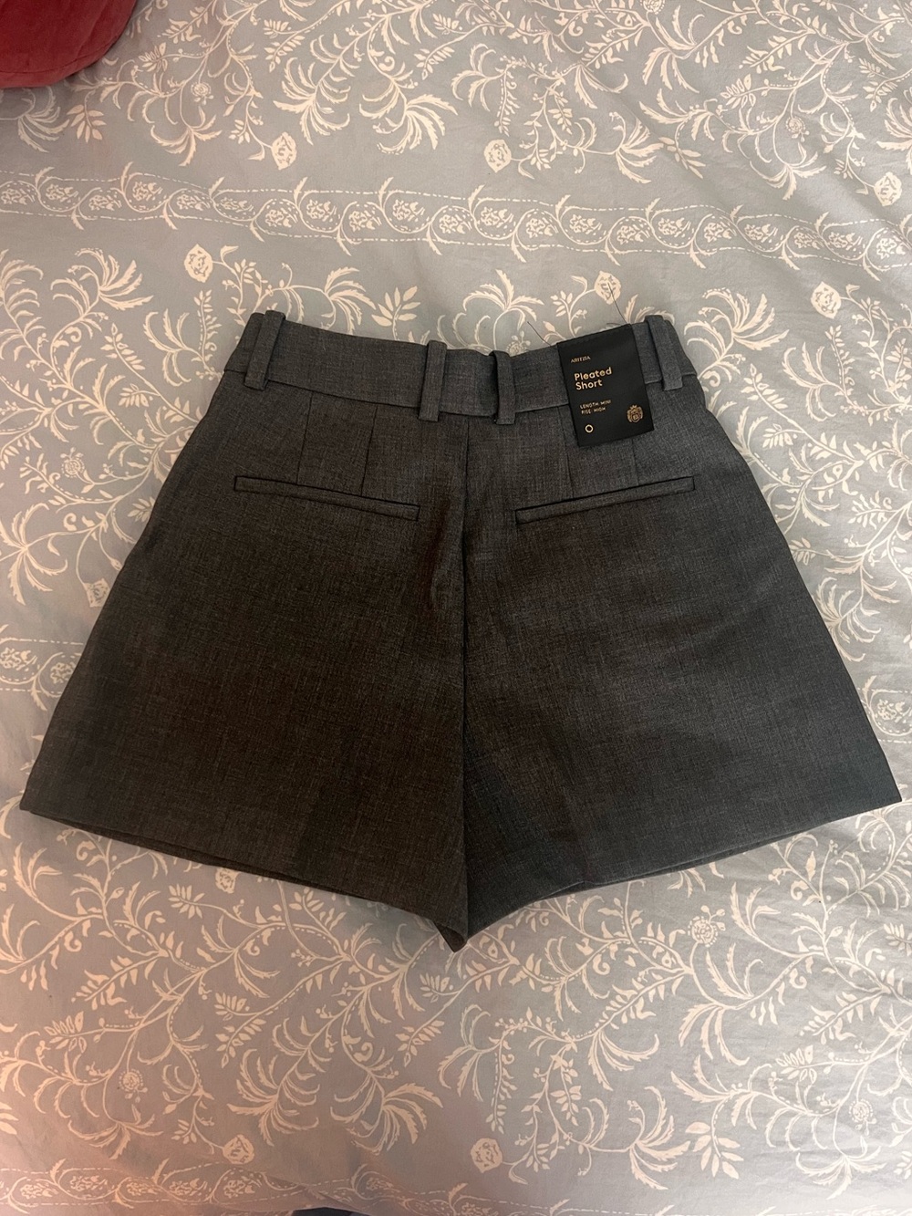 NWT Aritzia Babaton Pleated Mini Short in Heather Charcoal Size 0 - Picture 3 of 7